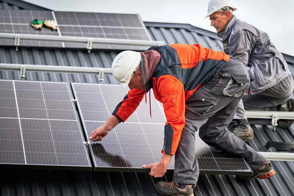 Echipa Ovitec montând panouri fotovoltaice pe acoperiș