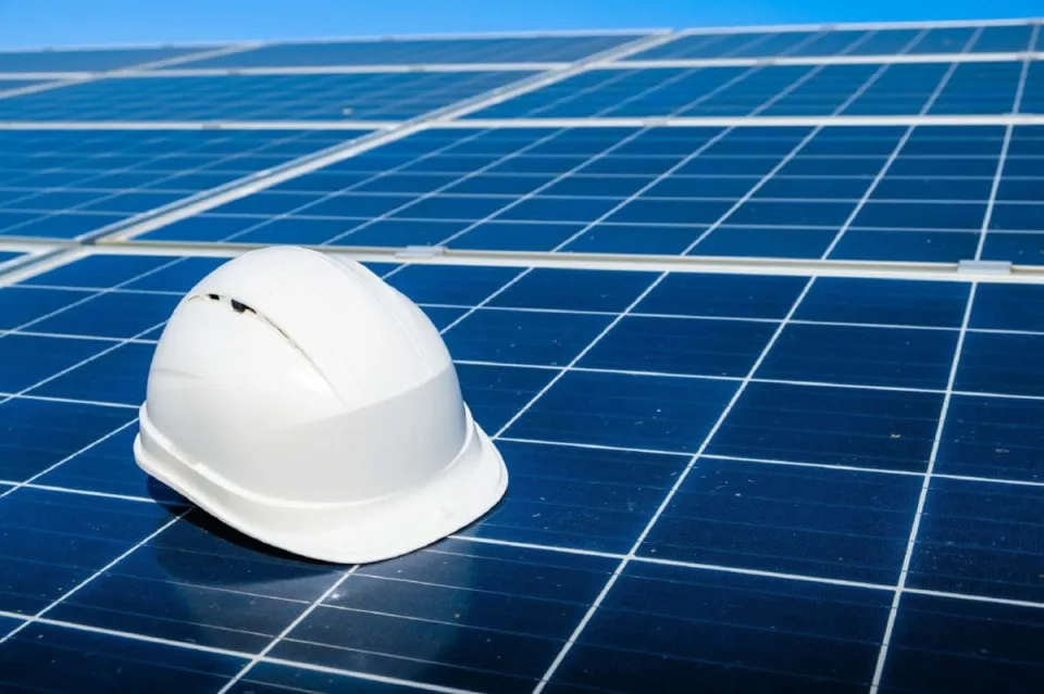 Inginer Ovitec analizând planurile unui sistem fotovoltaic