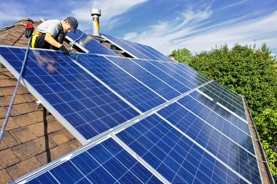 Instalator panouri fotovoltaice: cum alegi echipa potrivită
