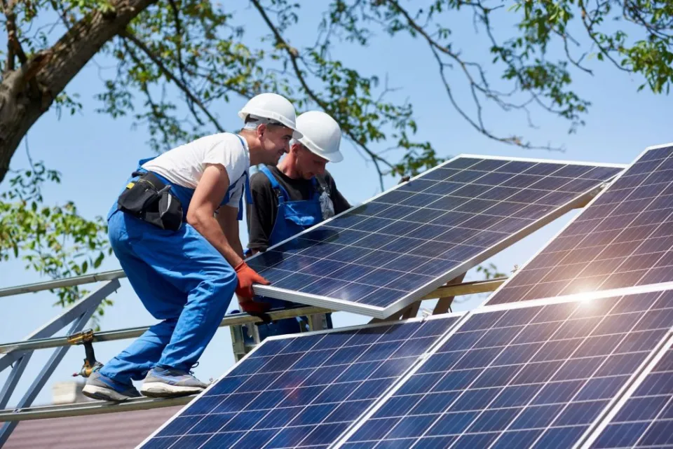 Instalatori Ovitec lucrând la montajul panourilor fotovoltaice