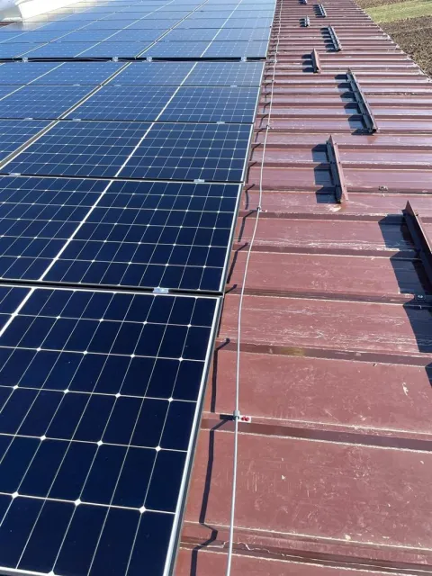Panouri fotovoltaice montate pe acoperiș de țiglă