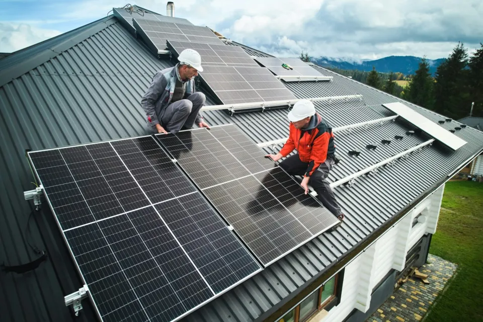 Panouri fotovoltaice proiectate de Ovitec pe o casă din Suceava